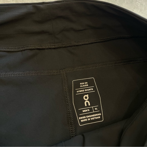 On Running Hybrid Shorts In Black Size XL - Picture 10 of 17